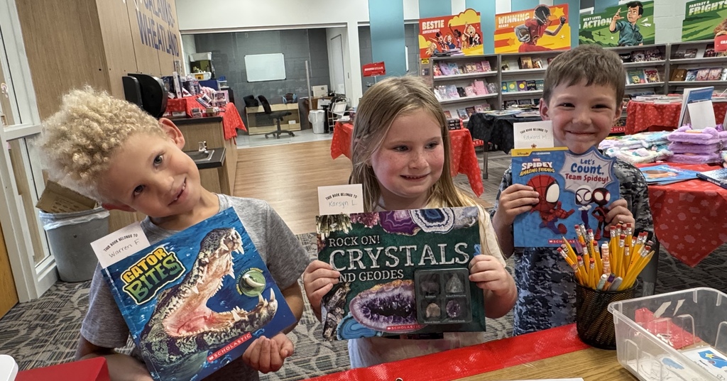 Kindergarten students sharing their books
