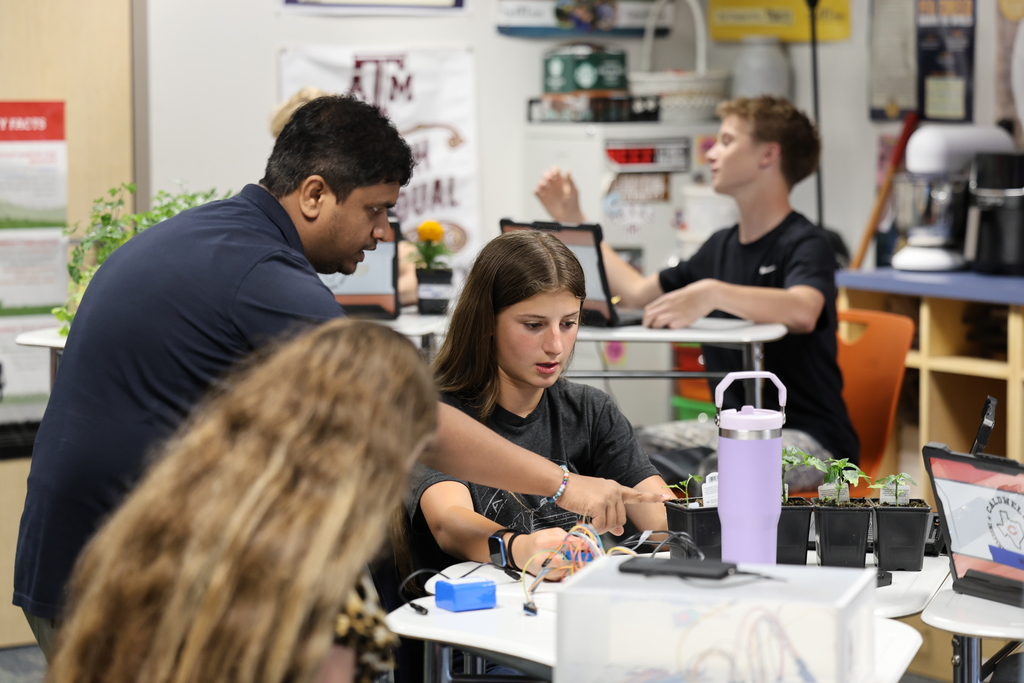 🌱 Mrs. Hicks’ 8th grade ag students are teaming up with Texas A&M University every Friday to explore how air, water, and soil impact plant growth. Using sensors, AI, and real-world experiments, they’re getting hands-on with science and solving real agricultural challenges! 💧🌿🔬 #CaldwellISD