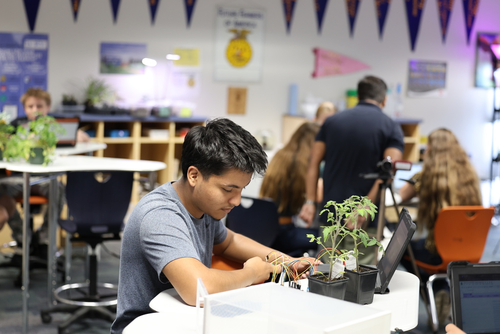 🌱 Mrs. Hicks’ 8th grade ag students are teaming up with Texas A&M University every Friday to explore how air, water, and soil impact plant growth. Using sensors, AI, and real-world experiments, they’re getting hands-on with science and solving real agricultural challenges! 💧🌿🔬 #CaldwellISD