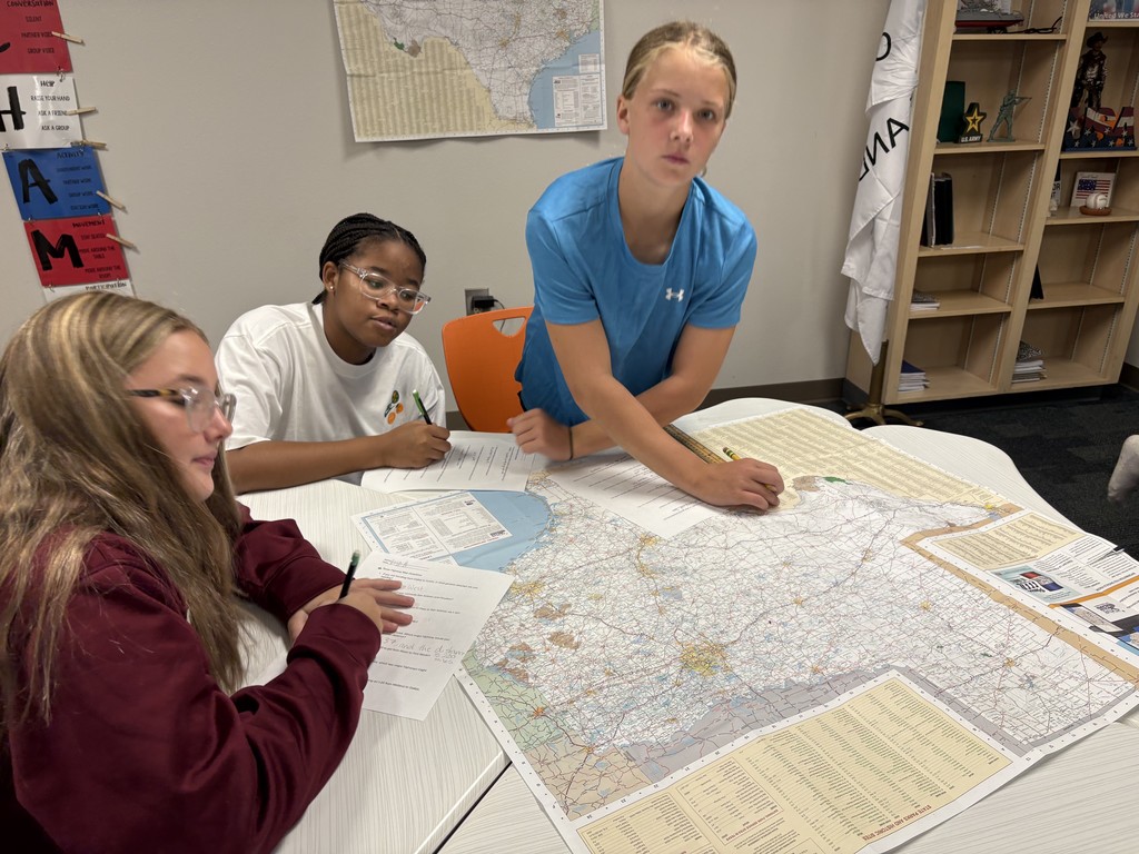 🗺️ 𝗟𝗼𝘀𝘁? 𝗡𝗼𝘁 𝗼𝘂𝗿 𝟳𝘁𝗵 𝗴𝗿𝗮𝗱𝗲𝗿𝘀! Today in Texas History, students learned how to read a highway map and identify its main elements. Looks like our Hornets are ready to hit the road! 🚗 #CaldwellProud #CaldwellISD