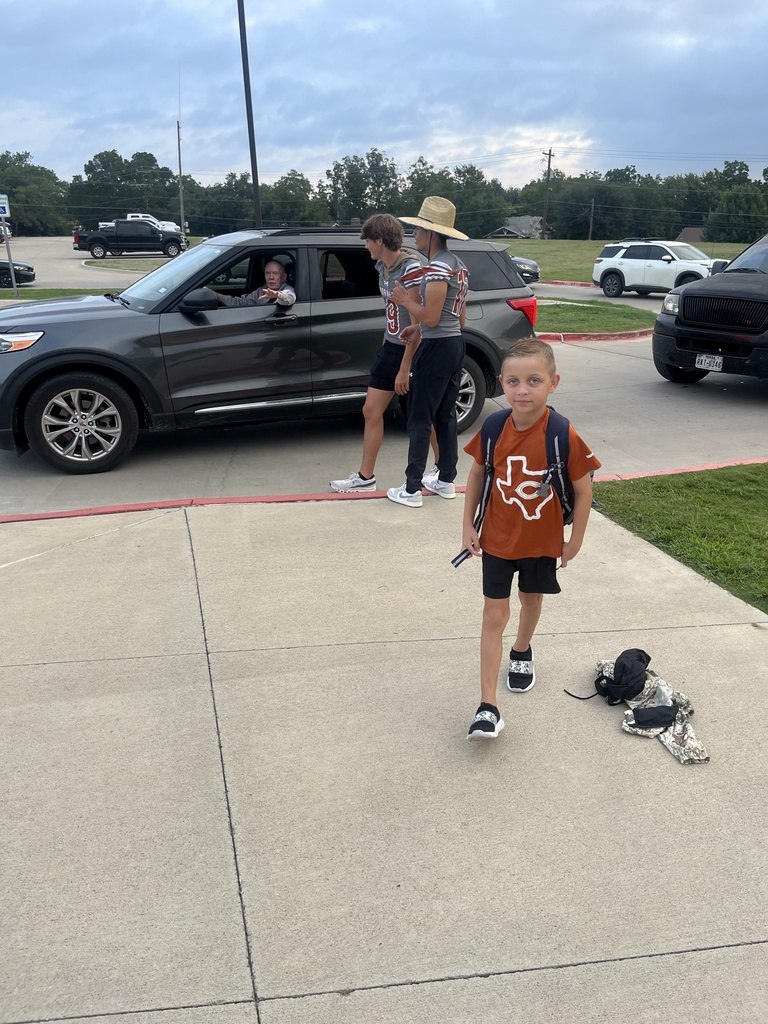 ๐ Football + little Hornets = the sweetest way to start the day!