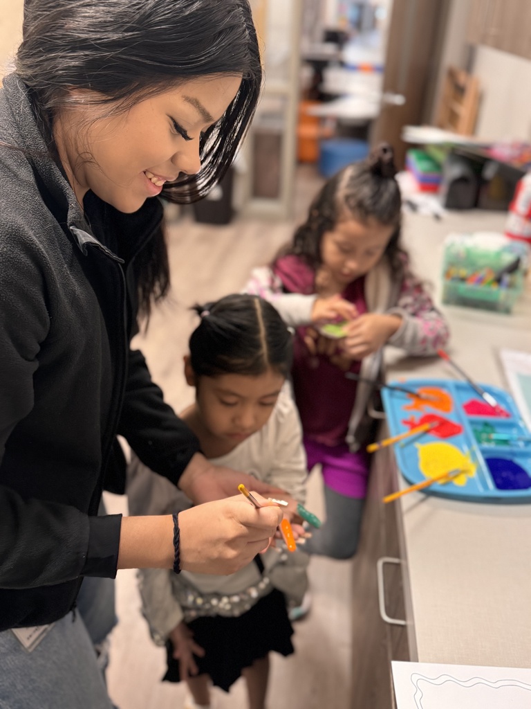 ๐จโจ Kindergarten creativity meets High School leadership! Our youngest Hornets had fun making colorful handprint art, with a special assist from our High School Helpersโseniors in the Practicum of Education course. These future educators spend part of their school day helping in classrooms across our primary campuses, making a big difference for our students.