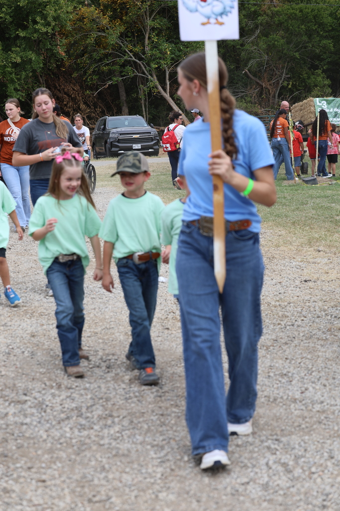 🐄🎡 Caldwell Elementary students had a fun day at the 𝐁𝐮𝐫𝐥𝐞𝐬𝐨𝐧 𝐂𝐨𝐮𝐧𝐭𝐲 𝐅𝐚𝐢𝐫! Our high school and Junior High FFA students served as 𝘵𝘰𝘶𝘳 𝘨𝘶𝘪𝘥𝘦𝘴—showing animals, sharing ag knowledge, and answering lots of curious questions. 🐖🐑  A big thanks to our FFA leaders for making this trip both educational and exciting for our younger Hornets! #CaldwellProud #CaldwellISD