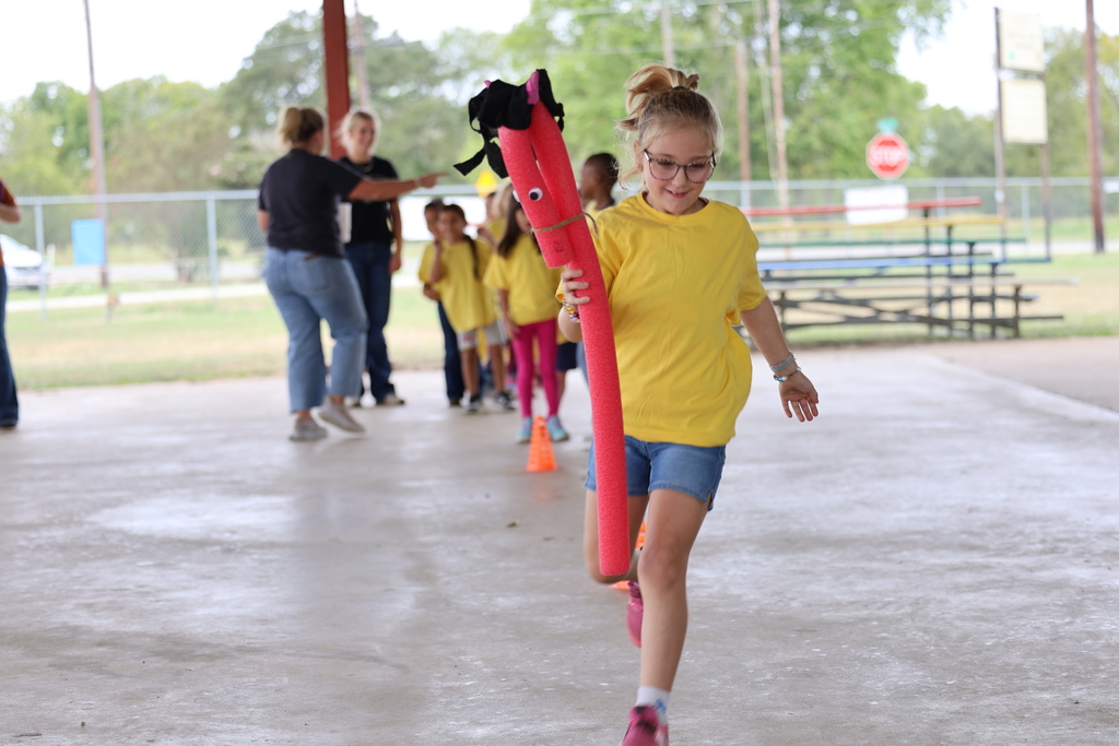 🐄🎡 Caldwell Elementary students had a fun day at the 𝐁𝐮𝐫𝐥𝐞𝐬𝐨𝐧 𝐂𝐨𝐮𝐧𝐭𝐲 𝐅𝐚𝐢𝐫! Our high school and Junior High FFA students served as 𝘵𝘰𝘶𝘳 𝘨𝘶𝘪𝘥𝘦𝘴—showing animals, sharing ag knowledge, and answering lots of curious questions. 🐖🐑  A big thanks to our FFA leaders for making this trip both educational and exciting for our younger Hornets! #CaldwellProud #CaldwellISD