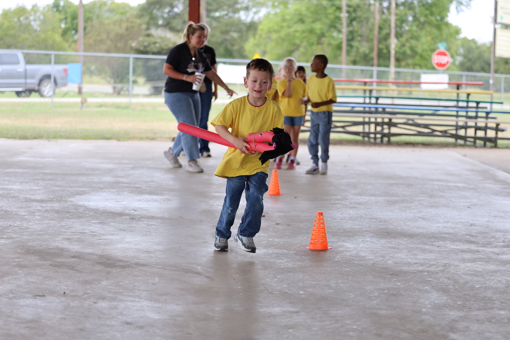 🐄🎡 Caldwell Elementary students had a fun day at the 𝐁𝐮𝐫𝐥𝐞𝐬𝐨𝐧 𝐂𝐨𝐮𝐧𝐭𝐲 𝐅𝐚𝐢𝐫! Our high school and Junior High FFA students served as 𝘵𝘰𝘶𝘳 𝘨𝘶𝘪𝘥𝘦𝘴—showing animals, sharing ag knowledge, and answering lots of curious questions. 🐖🐑  A big thanks to our FFA leaders for making this trip both educational and exciting for our younger Hornets! #CaldwellProud #CaldwellISD