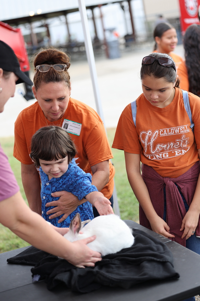 🐄🎡 Caldwell Elementary students had a fun day at the 𝐁𝐮𝐫𝐥𝐞𝐬𝐨𝐧 𝐂𝐨𝐮𝐧𝐭𝐲 𝐅𝐚𝐢𝐫! Our high school and Junior High FFA students served as 𝘵𝘰𝘶𝘳 𝘨𝘶𝘪𝘥𝘦𝘴—showing animals, sharing ag knowledge, and answering lots of curious questions. 🐖🐑  A big thanks to our FFA leaders for making this trip both educational and exciting for our younger Hornets! #CaldwellProud #CaldwellISD