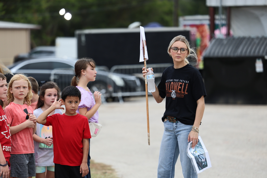 🐄🎡 Caldwell Elementary students had a fun day at the 𝐁𝐮𝐫𝐥𝐞𝐬𝐨𝐧 𝐂𝐨𝐮𝐧𝐭𝐲 𝐅𝐚𝐢𝐫! Our high school and Junior High FFA students served as 𝘵𝘰𝘶𝘳 𝘨𝘶𝘪𝘥𝘦𝘴—showing animals, sharing ag knowledge, and answering lots of curious questions. 🐖🐑  A big thanks to our FFA leaders for making this trip both educational and exciting for our younger Hornets! #CaldwellProud #CaldwellISD
