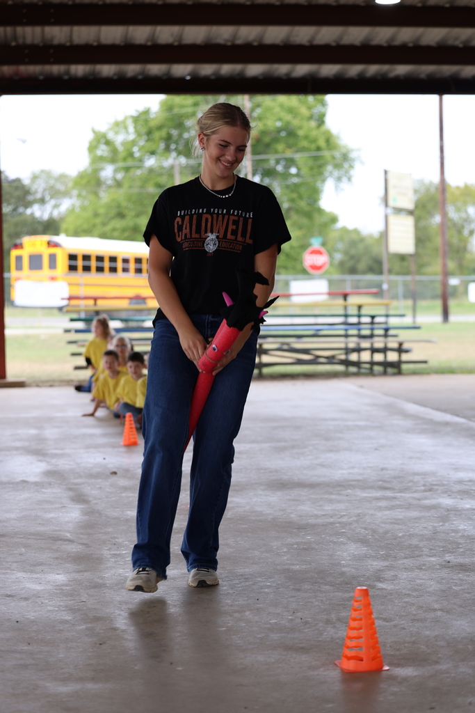🐄🎡 Caldwell Elementary students had a fun day at the 𝐁𝐮𝐫𝐥𝐞𝐬𝐨𝐧 𝐂𝐨𝐮𝐧𝐭𝐲 𝐅𝐚𝐢𝐫! Our high school and Junior High FFA students served as 𝘵𝘰𝘶𝘳 𝘨𝘶𝘪𝘥𝘦𝘴—showing animals, sharing ag knowledge, and answering lots of curious questions. 🐖🐑  A big thanks to our FFA leaders for making this trip both educational and exciting for our younger Hornets! #CaldwellProud #CaldwellISD