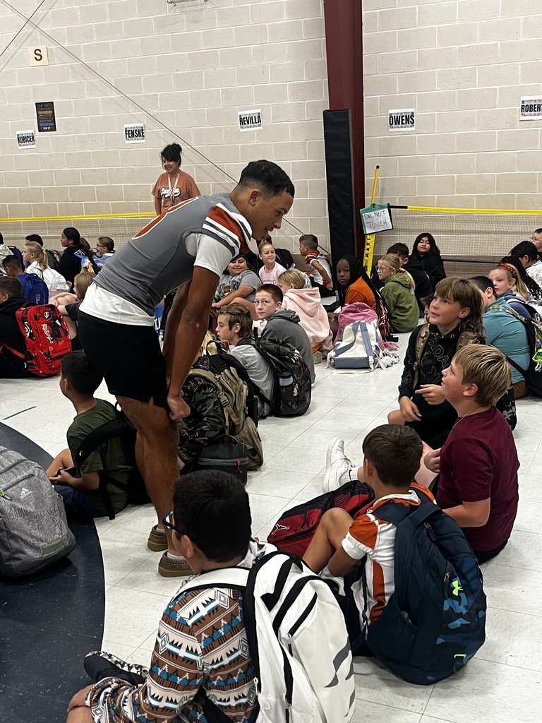 𝗪𝗵𝗮𝘁 𝗮 𝘄𝗮𝘆 𝘁𝗼 𝘀𝘁𝗮𝗿𝘁 𝘁𝗵𝗲 𝗱𝗮𝘆! 𝗢𝘂𝗿 𝗛𝗼𝗿𝗻𝗲𝘁 𝗮𝘁𝗵𝗹𝗲𝘁𝗲𝘀 𝗵𝗲𝗹𝗽𝗲𝗱 𝗸𝗶𝗰𝗸 𝗼𝗳𝗳 𝘁𝗵𝗲 𝗺𝗼𝗿𝗻𝗶𝗻𝗴 𝘄𝗶𝘁𝗵 𝘀𝗺𝗶𝗹𝗲𝘀 𝗮𝗻𝗱 𝗲𝗻𝗰𝗼𝘂𝗿𝗮𝗴𝗲𝗺𝗲𝗻𝘁.  🏈 Football players joined Intermediate students for morning drop-off and their “morning meetings.” 📣🏐 Cheerleaders and Volleyball players greeted Elementary students during drop-off.  Thank you, Hornets, for spreading school spirit and positivity to our younger students! ✨ #CaldwellProud #CaldwellISD