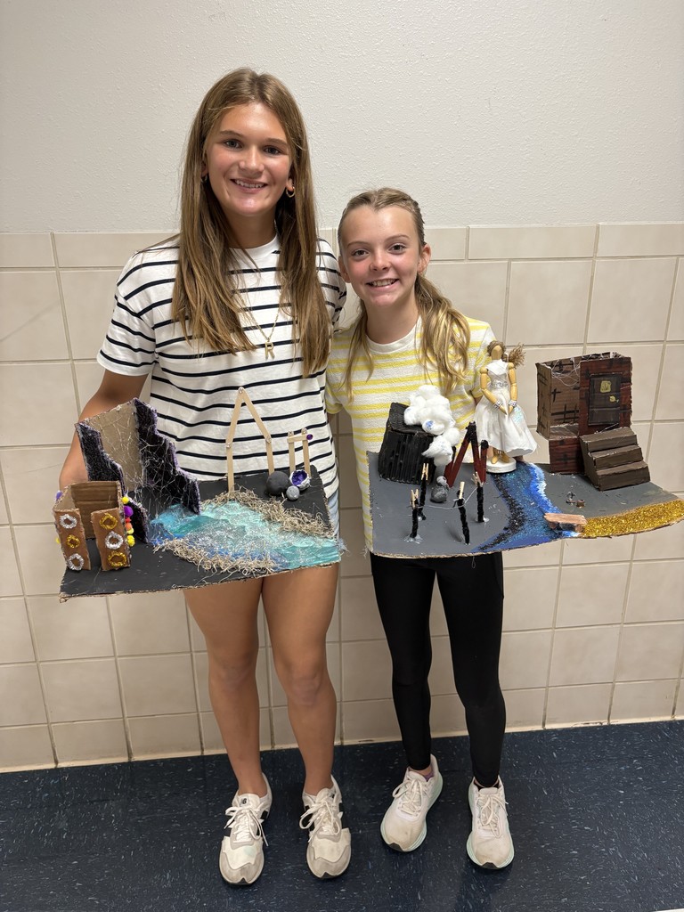 𝗕𝗶𝗴 𝗰𝗿𝗲𝗮𝘁𝗶𝘃𝗶𝘁𝘆 𝗼𝗻 𝗮 𝘀𝗺𝗮𝗹𝗹 𝘀𝗰𝗮𝗹𝗲! 🎭   CJH Theatre Arts students designed and built incredible scaled set models inspired by their class scripts. ✨ Their attention to detail and teamwork truly stole the show!