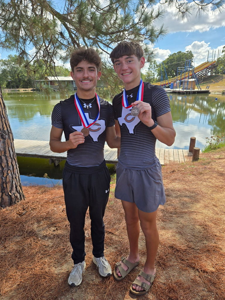 🏃‍♂️ 𝐇𝐨𝐫𝐧𝐞𝐭 𝐂𝐫𝐨𝐬𝐬 𝐂𝐨𝐮𝐧𝐭𝐫𝐲 𝐢𝐬 𝐡𝐞𝐚𝐝𝐞𝐝 𝐭𝐨 𝐑𝐞𝐠𝐢𝐨𝐧𝐚𝐥𝐬! 🏃‍♀️  Congratulations to our 𝗩𝗮𝗿𝘀𝗶𝘁𝘆 𝗕𝗼𝘆𝘀 𝗖𝗿𝗼𝘀𝘀 𝗖𝗼𝘂𝗻𝘁𝗿𝘆 𝘁𝗲𝗮𝗺 for placing 𝟯𝗿𝗱 𝗮𝘁 𝘁𝗵𝗲 𝗗𝗶𝘀𝘁𝗿𝗶𝗰𝘁 𝗠𝗲𝗲𝘁 this morning in Giddings and earning a spot at 𝗥𝗲𝗴𝗶𝗼𝗻𝗮𝗹𝘀! 🧡🤍  👏 𝗜𝗻𝗱𝗶𝘃𝗶𝗱𝘂𝗮𝗹 𝗛𝗶𝗴𝗵𝗹𝗶𝗴𝗵𝘁𝘀: • Spencer Ellis — 3rd place • Landon Vykukal — 7th place  Our 𝗩𝗮𝗿𝘀𝗶𝘁𝘆 𝗚𝗶𝗿𝗹𝘀 finished strong in 𝟱𝘁𝗵 𝗽𝗹𝗮𝗰𝗲, led by Jaiden Doonan, who crossed the line in 𝟭𝟯𝘁𝗵.  We’re proud of all our Hornet runners for their hard work and determination throughout the season! 🧡🤍