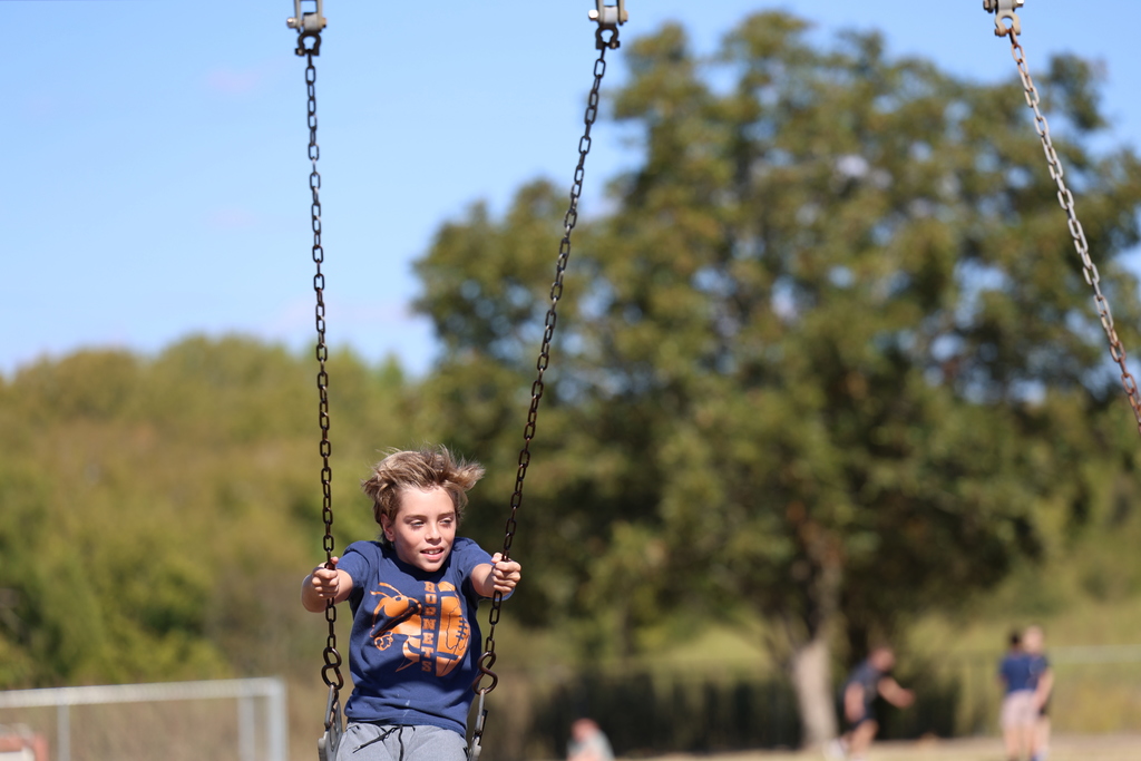 ☀️ 𝗙𝗿𝗶𝗱𝗮𝘆 𝗙𝘂𝗻 𝗶𝗻 𝗙𝘂𝗹𝗹 𝗦𝘄𝗶𝗻𝗴! Our 4th graders soaked up the sunshine and smiles at recess today — the perfect way to wrap up the week! 🧡🤍 #CaldwellProud #CaldwellISD