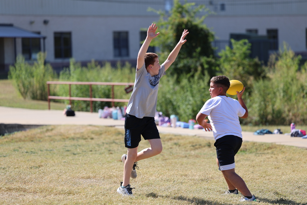 ☀️ 𝗙𝗿𝗶𝗱𝗮𝘆 𝗙𝘂𝗻 𝗶𝗻 𝗙𝘂𝗹𝗹 𝗦𝘄𝗶𝗻𝗴! Our 4th graders soaked up the sunshine and smiles at recess today — the perfect way to wrap up the week! 🧡🤍 #CaldwellProud #CaldwellISD