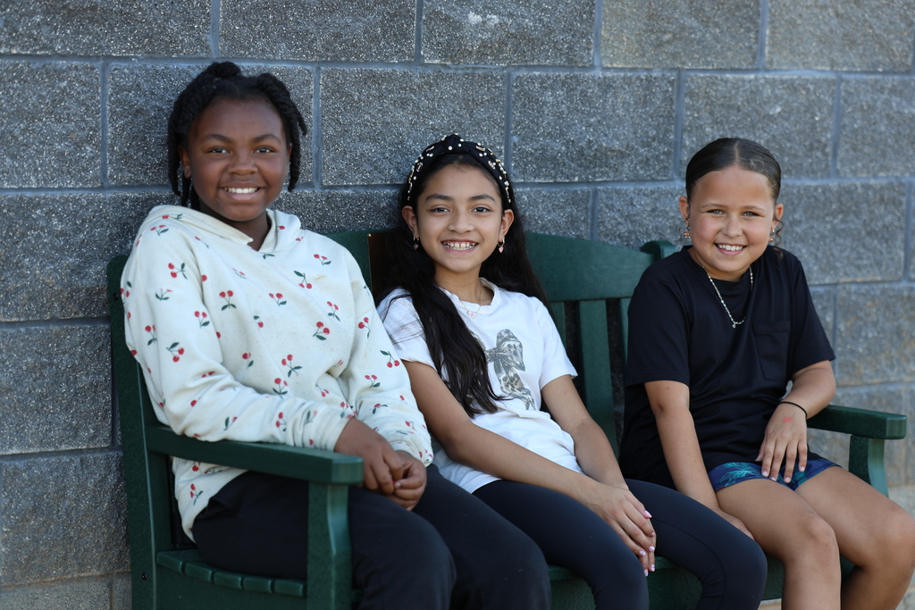 ☀️ 𝗙𝗿𝗶𝗱𝗮𝘆 𝗙𝘂𝗻 𝗶𝗻 𝗙𝘂𝗹𝗹 𝗦𝘄𝗶𝗻𝗴! Our 4th graders soaked up the sunshine and smiles at recess today — the perfect way to wrap up the week! 🧡🤍 #CaldwellProud #CaldwellISD