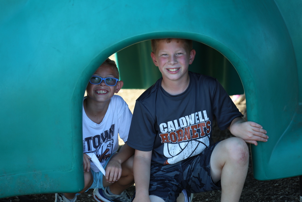 ☀️ 𝗙𝗿𝗶𝗱𝗮𝘆 𝗙𝘂𝗻 𝗶𝗻 𝗙𝘂𝗹𝗹 𝗦𝘄𝗶𝗻𝗴! Our 4th graders soaked up the sunshine and smiles at recess today — the perfect way to wrap up the week! 🧡🤍 #CaldwellProud #CaldwellISD
