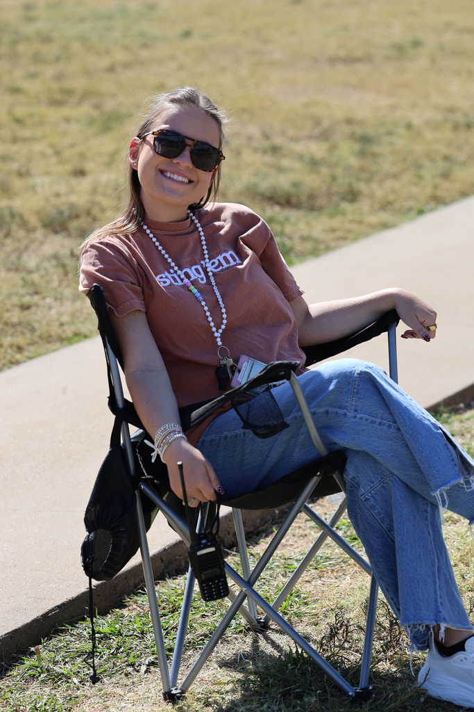 ☀️ 𝗙𝗿𝗶𝗱𝗮𝘆 𝗙𝘂𝗻 𝗶𝗻 𝗙𝘂𝗹𝗹 𝗦𝘄𝗶𝗻𝗴! Our 4th graders soaked up the sunshine and smiles at recess today — the perfect way to wrap up the week! 🧡🤍 #CaldwellProud #CaldwellISD