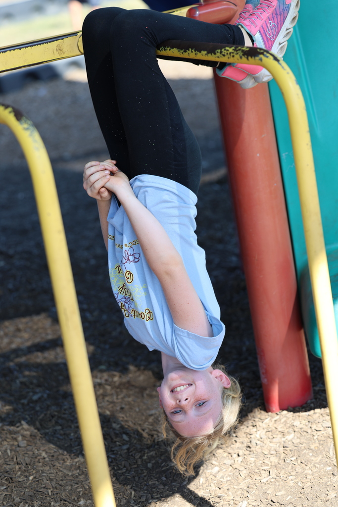 ☀️ 𝗙𝗿𝗶𝗱𝗮𝘆 𝗙𝘂𝗻 𝗶𝗻 𝗙𝘂𝗹𝗹 𝗦𝘄𝗶𝗻𝗴! Our 4th graders soaked up the sunshine and smiles at recess today — the perfect way to wrap up the week! 🧡🤍 #CaldwellProud #CaldwellISD