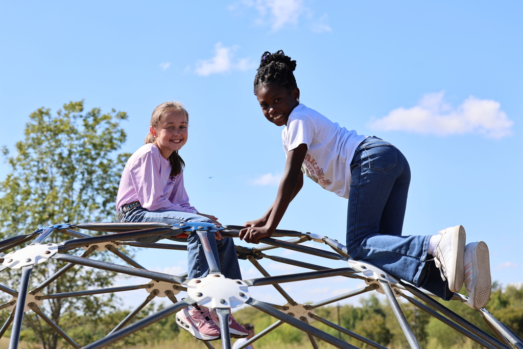 ☀️ 𝗙𝗿𝗶𝗱𝗮𝘆 𝗙𝘂𝗻 𝗶𝗻 𝗙𝘂𝗹𝗹 𝗦𝘄𝗶𝗻𝗴! Our 4th graders soaked up the sunshine and smiles at recess today — the perfect way to wrap up the week! 🧡🤍 #CaldwellProud #CaldwellISD