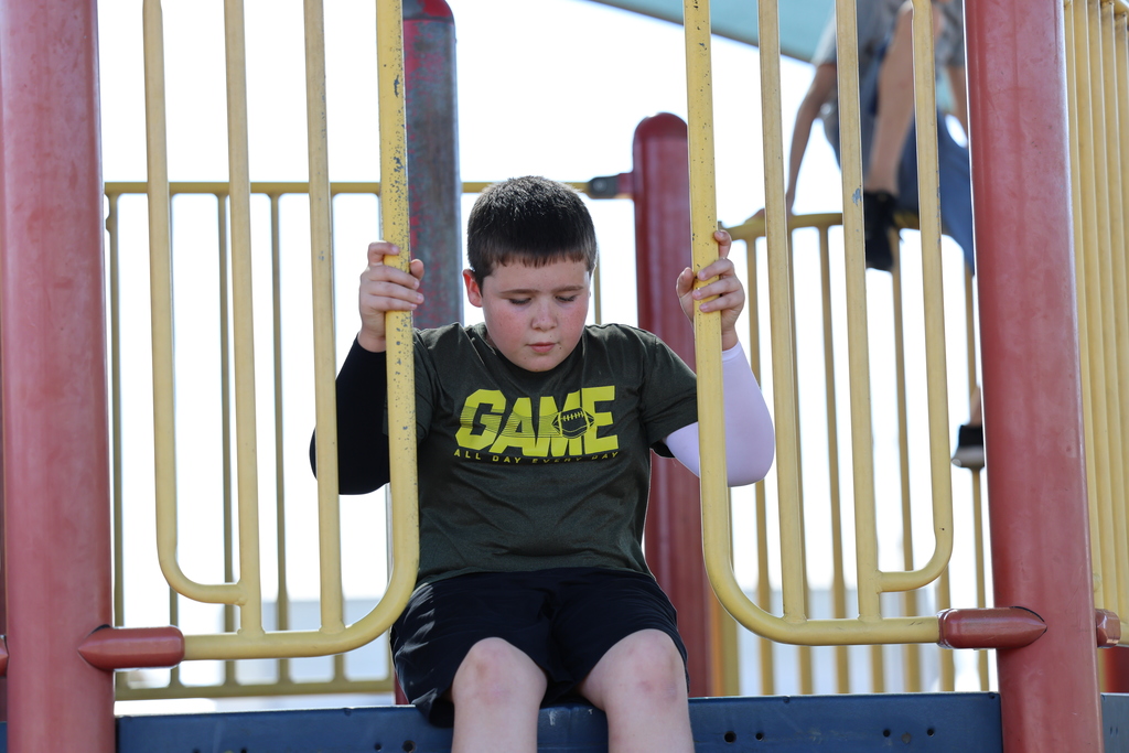 ☀️ 𝗙𝗿𝗶𝗱𝗮𝘆 𝗙𝘂𝗻 𝗶𝗻 𝗙𝘂𝗹𝗹 𝗦𝘄𝗶𝗻𝗴! Our 4th graders soaked up the sunshine and smiles at recess today — the perfect way to wrap up the week! 🧡🤍 #CaldwellProud #CaldwellISD