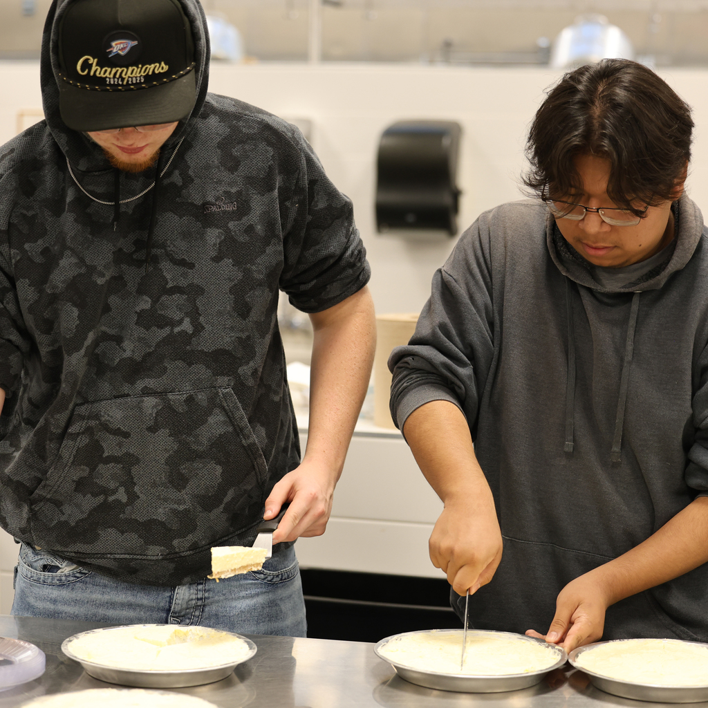 𝗙𝗿𝗼𝗺 𝘁𝗵𝗲 𝗖𝗛𝗦 𝗞𝗶𝘁𝗰𝗵𝗲𝗻: 𝗜𝘀𝗹𝗮𝗻𝗱 𝗜𝗻𝘀𝗽𝗶𝗿𝗮𝘁𝗶𝗼𝗻! 🌴 Chef Lacey’s Advanced Culinary students served up a tropical treat today — Caribbean coleslaw, jerk chicken with yellow rice, and mango cheesecake! 🍽️ #CaldwellProud #CaldwellISD