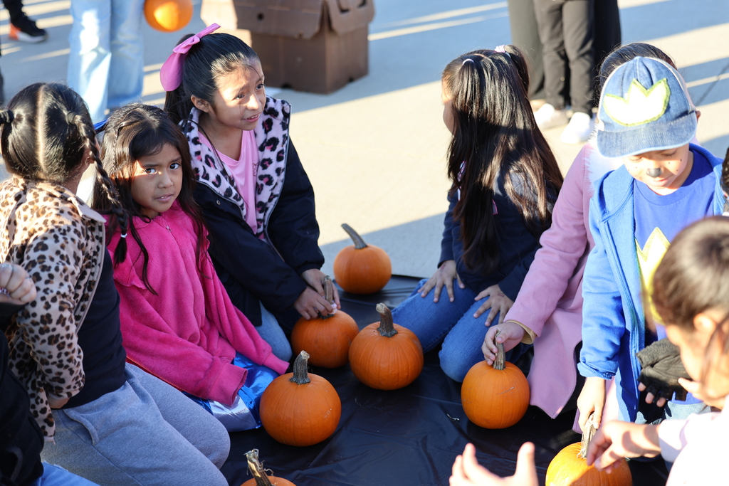 🎃 𝗣𝗮𝗿𝗲𝗻𝘁𝘀 & 𝗣𝘂𝗺𝗽𝗸𝗶𝗻𝘀 𝗮𝘁 𝗖𝗮𝗹𝗱𝘄𝗲𝗹𝗹 𝗘𝗹𝗲𝗺𝗲𝗻𝘁𝗮𝗿𝘆!  Our 2nd graders and their families had a fun-filled morning decorating pumpkins together during today’s 𝗣𝗮𝗿𝗲𝗻𝘁𝘀 & 𝗣𝘂𝗺𝗽𝗸𝗶𝗻𝘀 family engagement event! 🍂 We love seeing our families and students learning, laughing, and creating memories together. #CaldwellProud #CladwellISD