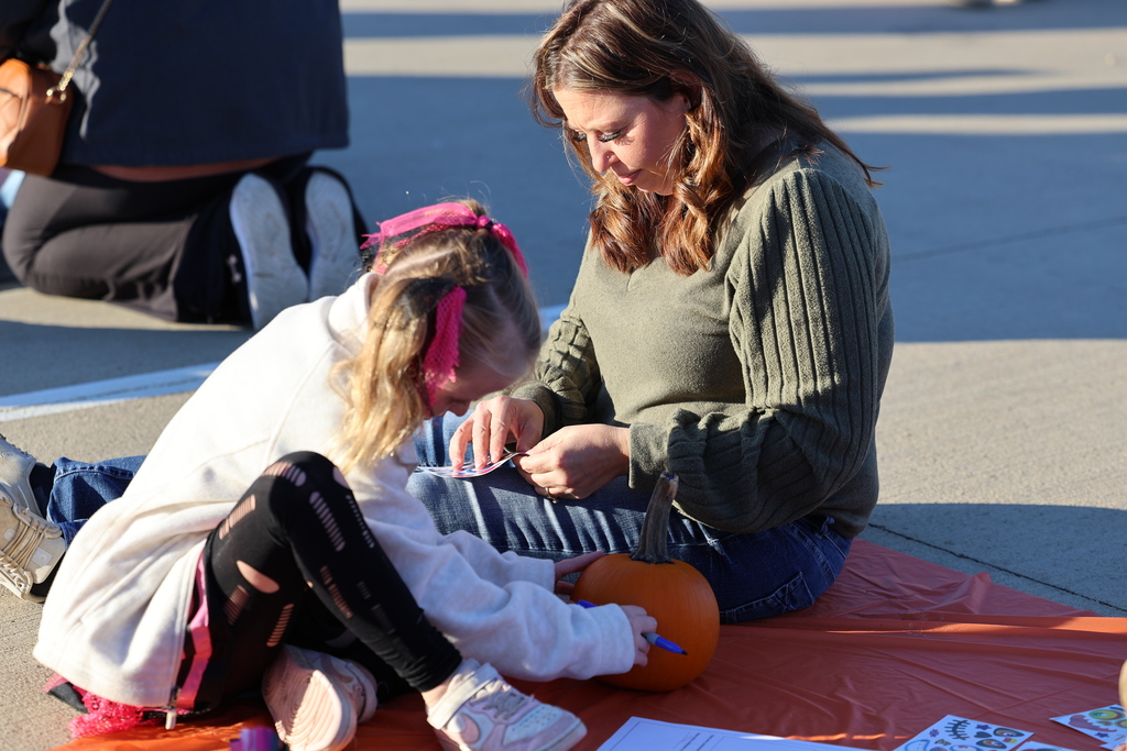 🎃 𝗣𝗮𝗿𝗲𝗻𝘁𝘀 & 𝗣𝘂𝗺𝗽𝗸𝗶𝗻𝘀 𝗮𝘁 𝗖𝗮𝗹𝗱𝘄𝗲𝗹𝗹 𝗘𝗹𝗲𝗺𝗲𝗻𝘁𝗮𝗿𝘆!  Our 2nd graders and their families had a fun-filled morning decorating pumpkins together during today’s 𝗣𝗮𝗿𝗲𝗻𝘁𝘀 & 𝗣𝘂𝗺𝗽𝗸𝗶𝗻𝘀 family engagement event! 🍂 We love seeing our families and students learning, laughing, and creating memories together. #CaldwellProud #CladwellISD