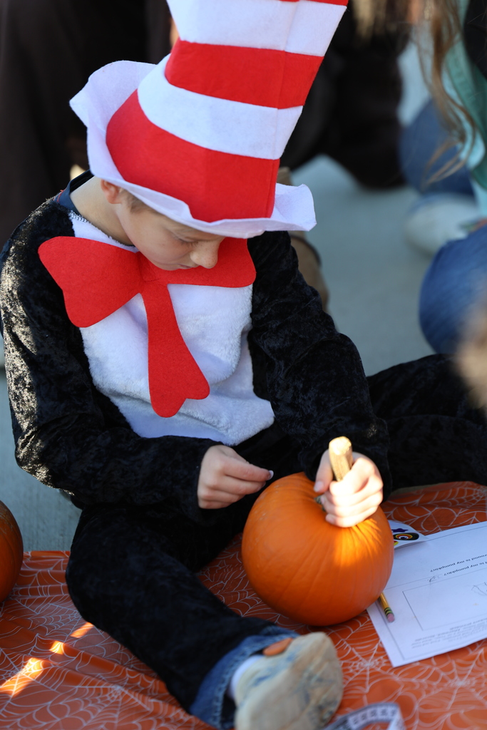 🎃 𝗣𝗮𝗿𝗲𝗻𝘁𝘀 & 𝗣𝘂𝗺𝗽𝗸𝗶𝗻𝘀 𝗮𝘁 𝗖𝗮𝗹𝗱𝘄𝗲𝗹𝗹 𝗘𝗹𝗲𝗺𝗲𝗻𝘁𝗮𝗿𝘆!  Our 2nd graders and their families had a fun-filled morning decorating pumpkins together during today’s 𝗣𝗮𝗿𝗲𝗻𝘁𝘀 & 𝗣𝘂𝗺𝗽𝗸𝗶𝗻𝘀 family engagement event! 🍂 We love seeing our families and students learning, laughing, and creating memories together. #CaldwellProud #CladwellISD