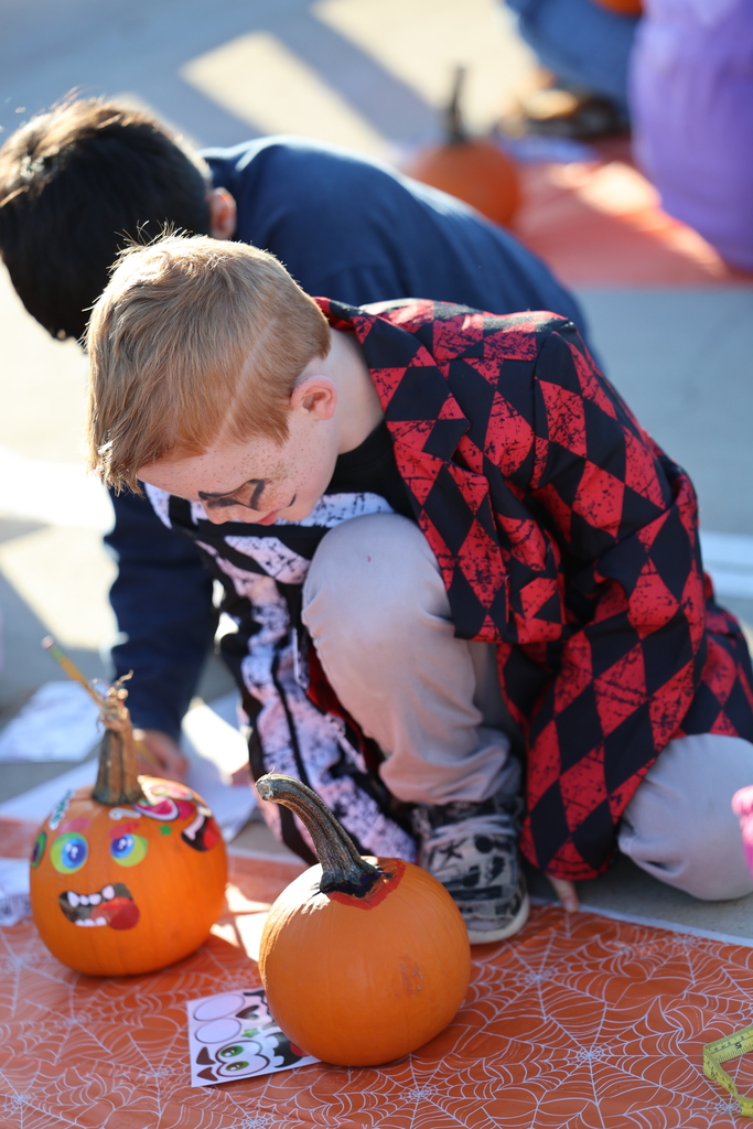 🎃 𝗣𝗮𝗿𝗲𝗻𝘁𝘀 & 𝗣𝘂𝗺𝗽𝗸𝗶𝗻𝘀 𝗮𝘁 𝗖𝗮𝗹𝗱𝘄𝗲𝗹𝗹 𝗘𝗹𝗲𝗺𝗲𝗻𝘁𝗮𝗿𝘆!  Our 2nd graders and their families had a fun-filled morning decorating pumpkins together during today’s 𝗣𝗮𝗿𝗲𝗻𝘁𝘀 & 𝗣𝘂𝗺𝗽𝗸𝗶𝗻𝘀 family engagement event! 🍂 We love seeing our families and students learning, laughing, and creating memories together. #CaldwellProud #CladwellISD