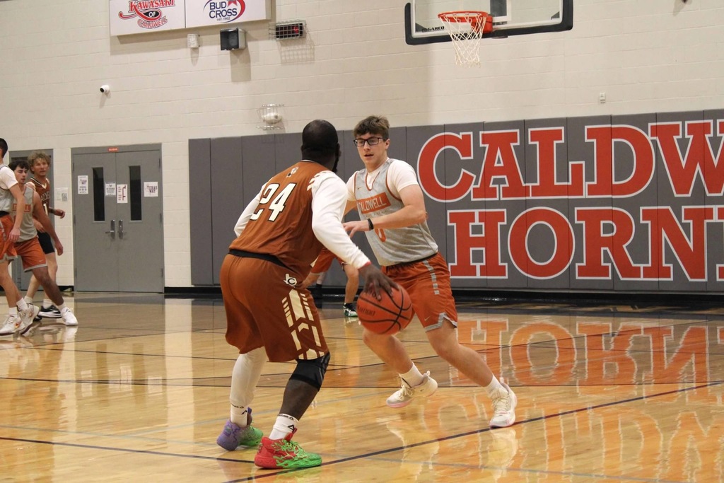 𝗢𝗹𝗱 𝗳𝗮𝗰𝗲𝘀, 𝗻𝗲𝘄 𝗲𝗻𝗲𝗿𝗴𝘆, 𝘀𝗮𝗺𝗲 𝗛𝗼𝗿𝗻𝗲𝘁 𝗽𝗿𝗶𝗱𝗲!  ‧₊˚🏀彡ִ ࣪𖤐 Our boys' basketball teams hit the court for the annual alumni scrimmage last night.  #CaldwellProud #CaldwellISD