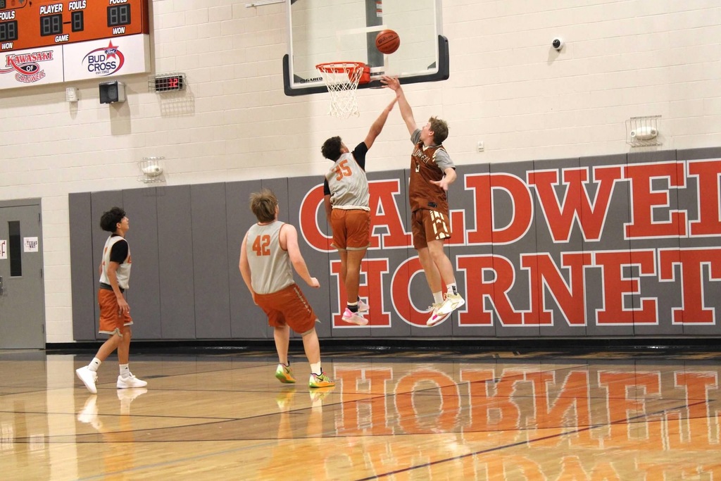 𝗢𝗹𝗱 𝗳𝗮𝗰𝗲𝘀, 𝗻𝗲𝘄 𝗲𝗻𝗲𝗿𝗴𝘆, 𝘀𝗮𝗺𝗲 𝗛𝗼𝗿𝗻𝗲𝘁 𝗽𝗿𝗶𝗱𝗲!  ‧₊˚🏀彡ִ ࣪𖤐 Our boys' basketball teams hit the court for the annual alumni scrimmage last night.  #CaldwellProud #CaldwellISD