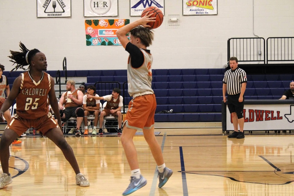 𝗢𝗹𝗱 𝗳𝗮𝗰𝗲𝘀, 𝗻𝗲𝘄 𝗲𝗻𝗲𝗿𝗴𝘆, 𝘀𝗮𝗺𝗲 𝗛𝗼𝗿𝗻𝗲𝘁 𝗽𝗿𝗶𝗱𝗲!  ‧₊˚🏀彡ִ ࣪𖤐 Our boys' basketball teams hit the court for the annual alumni scrimmage last night.  #CaldwellProud #CaldwellISD