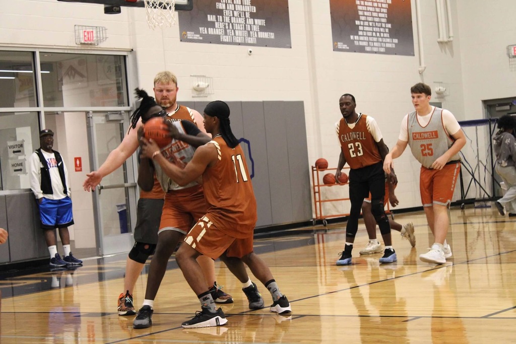 𝗢𝗹𝗱 𝗳𝗮𝗰𝗲𝘀, 𝗻𝗲𝘄 𝗲𝗻𝗲𝗿𝗴𝘆, 𝘀𝗮𝗺𝗲 𝗛𝗼𝗿𝗻𝗲𝘁 𝗽𝗿𝗶𝗱𝗲!  ‧₊˚🏀彡ִ ࣪𖤐 Our boys' basketball teams hit the court for the annual alumni scrimmage last night.  #CaldwellProud #CaldwellISD
