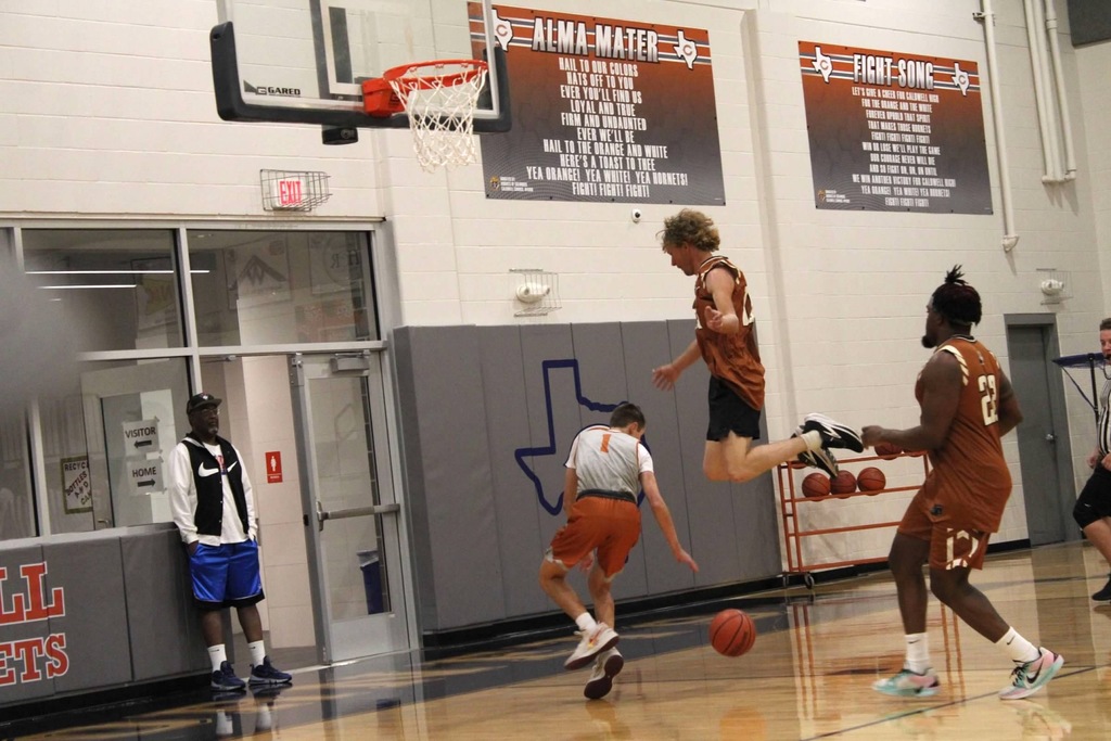 𝗢𝗹𝗱 𝗳𝗮𝗰𝗲𝘀, 𝗻𝗲𝘄 𝗲𝗻𝗲𝗿𝗴𝘆, 𝘀𝗮𝗺𝗲 𝗛𝗼𝗿𝗻𝗲𝘁 𝗽𝗿𝗶𝗱𝗲!  ‧₊˚🏀彡ִ ࣪𖤐 Our boys' basketball teams hit the court for the annual alumni scrimmage last night.  #CaldwellProud #CaldwellISD