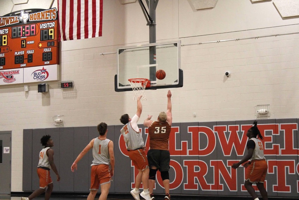 𝗢𝗹𝗱 𝗳𝗮𝗰𝗲𝘀, 𝗻𝗲𝘄 𝗲𝗻𝗲𝗿𝗴𝘆, 𝘀𝗮𝗺𝗲 𝗛𝗼𝗿𝗻𝗲𝘁 𝗽𝗿𝗶𝗱𝗲!  ‧₊˚🏀彡ִ ࣪𖤐 Our boys' basketball teams hit the court for the annual alumni scrimmage last night.  #CaldwellProud #CaldwellISD