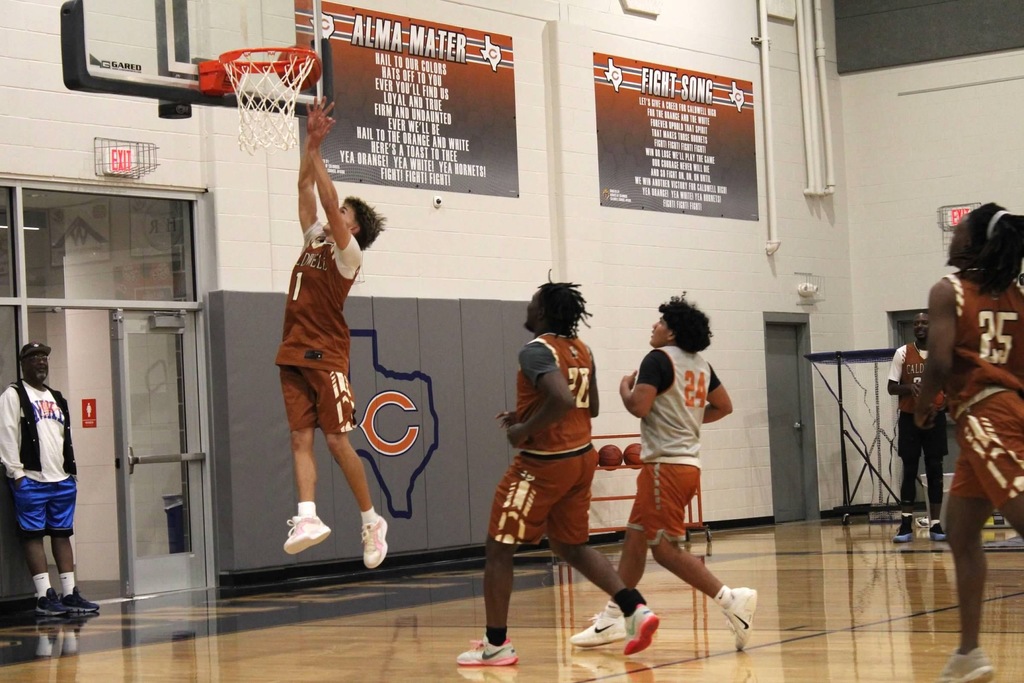 𝗢𝗹𝗱 𝗳𝗮𝗰𝗲𝘀, 𝗻𝗲𝘄 𝗲𝗻𝗲𝗿𝗴𝘆, 𝘀𝗮𝗺𝗲 𝗛𝗼𝗿𝗻𝗲𝘁 𝗽𝗿𝗶𝗱𝗲!  ‧₊˚🏀彡ִ ࣪𖤐 Our boys' basketball teams hit the court for the annual alumni scrimmage last night.  #CaldwellProud #CaldwellISD