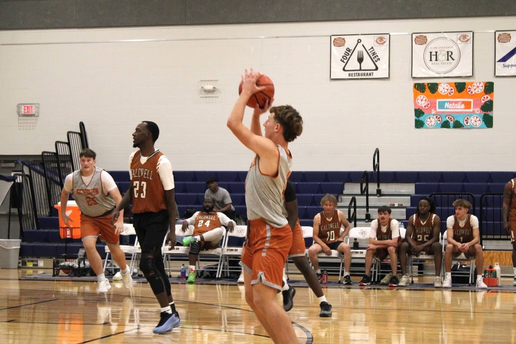 𝗢𝗹𝗱 𝗳𝗮𝗰𝗲𝘀, 𝗻𝗲𝘄 𝗲𝗻𝗲𝗿𝗴𝘆, 𝘀𝗮𝗺𝗲 𝗛𝗼𝗿𝗻𝗲𝘁 𝗽𝗿𝗶𝗱𝗲!  ‧₊˚🏀彡ִ ࣪𖤐 Our boys' basketball teams hit the court for the annual alumni scrimmage last night.  #CaldwellProud #CaldwellISD