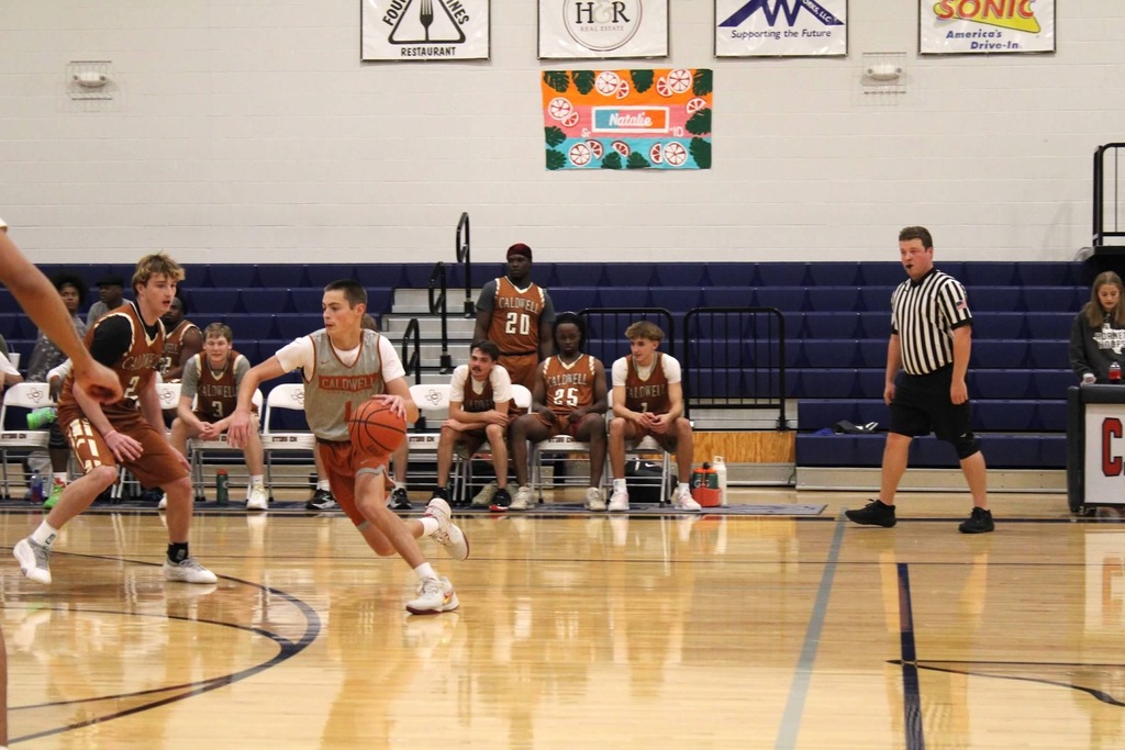 𝗢𝗹𝗱 𝗳𝗮𝗰𝗲𝘀, 𝗻𝗲𝘄 𝗲𝗻𝗲𝗿𝗴𝘆, 𝘀𝗮𝗺𝗲 𝗛𝗼𝗿𝗻𝗲𝘁 𝗽𝗿𝗶𝗱𝗲!  ‧₊˚🏀彡ִ ࣪𖤐 Our boys' basketball teams hit the court for the annual alumni scrimmage last night.  #CaldwellProud #CaldwellISD