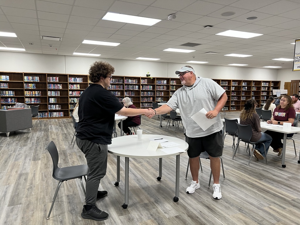 ๐งณ ๐ฅ๐ฒ๐ฎ๐น-๐ช๐ผ๐ฟ๐น๐ฑ ๐ฅ๐ฒ๐ฎ๐ฑ๐ถ๐ป๐ฒ๐๐! Our seniors participated in ๐ด๐๐๐ ๐ฐ๐๐๐๐๐๐๐๐ ๐ซ๐๐, where nearly ๐ด๐ฑ ๐๐๐๐ฑ๐ฒ๐ป๐๐ brought their resumes and sat down for practice interviews with one of the many adult volunteers โ including teachers, administrators, and local community leaders. Each student received valuable feedback to help them grow in confidence, communication, and career readiness. Weโre proud of our Hornets for stepping up and taking part in this meaningful real-world learning experience! #CaldwellProud #CaldwellISD