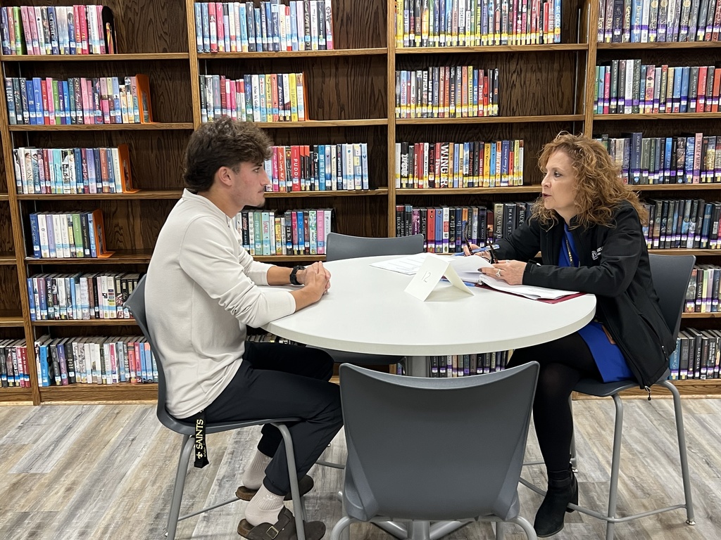 ๐งณ ๐ฅ๐ฒ๐ฎ๐น-๐ช๐ผ๐ฟ๐น๐ฑ ๐ฅ๐ฒ๐ฎ๐ฑ๐ถ๐ป๐ฒ๐๐! Our seniors participated in ๐ด๐๐๐ ๐ฐ๐๐๐๐๐๐๐๐ ๐ซ๐๐, where nearly ๐ด๐ฑ ๐๐๐๐ฑ๐ฒ๐ป๐๐ brought their resumes and sat down for practice interviews with one of the many adult volunteers โ including teachers, administrators, and local community leaders. Each student received valuable feedback to help them grow in confidence, communication, and career readiness. Weโre proud of our Hornets for stepping up and taking part in this meaningful real-world learning experience! #CaldwellProud #CaldwellISD