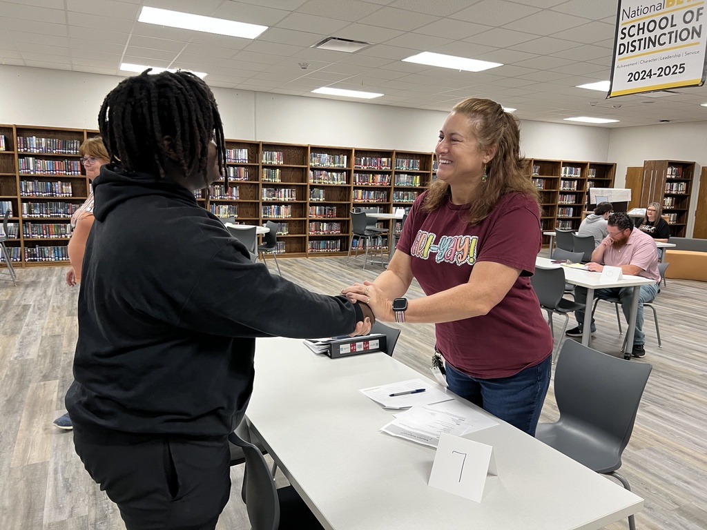 ๐งณ ๐ฅ๐ฒ๐ฎ๐น-๐ช๐ผ๐ฟ๐น๐ฑ ๐ฅ๐ฒ๐ฎ๐ฑ๐ถ๐ป๐ฒ๐๐! Our seniors participated in ๐ด๐๐๐ ๐ฐ๐๐๐๐๐๐๐๐ ๐ซ๐๐, where nearly ๐ด๐ฑ ๐๐๐๐ฑ๐ฒ๐ป๐๐ brought their resumes and sat down for practice interviews with one of the many adult volunteers โ including teachers, administrators, and local community leaders. Each student received valuable feedback to help them grow in confidence, communication, and career readiness. Weโre proud of our Hornets for stepping up and taking part in this meaningful real-world learning experience! #CaldwellProud #CaldwellISD