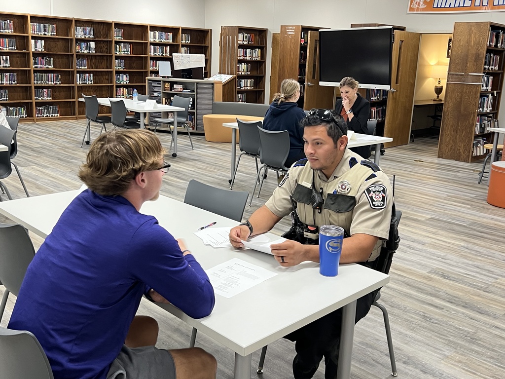 ๐งณ ๐ฅ๐ฒ๐ฎ๐น-๐ช๐ผ๐ฟ๐น๐ฑ ๐ฅ๐ฒ๐ฎ๐ฑ๐ถ๐ป๐ฒ๐๐! Our seniors participated in ๐ด๐๐๐ ๐ฐ๐๐๐๐๐๐๐๐ ๐ซ๐๐, where nearly ๐ด๐ฑ ๐๐๐๐ฑ๐ฒ๐ป๐๐ brought their resumes and sat down for practice interviews with one of the many adult volunteers โ including teachers, administrators, and local community leaders. Each student received valuable feedback to help them grow in confidence, communication, and career readiness. Weโre proud of our Hornets for stepping up and taking part in this meaningful real-world learning experience! #CaldwellProud #CaldwellISD