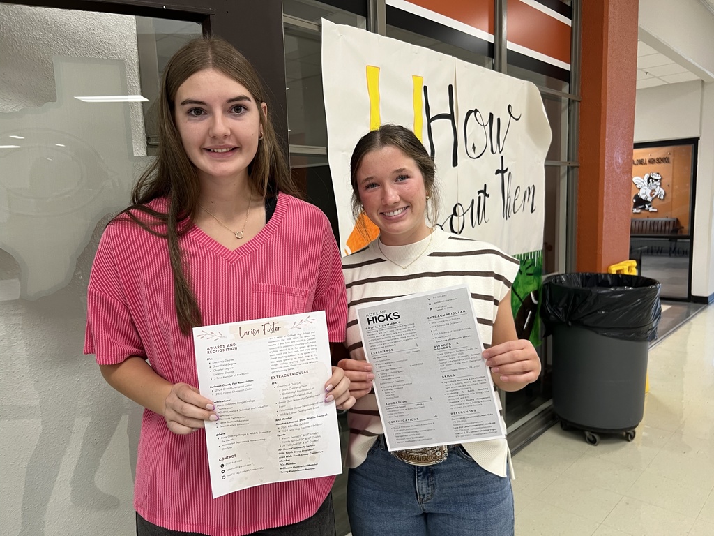 ๐งณ ๐ฅ๐ฒ๐ฎ๐น-๐ช๐ผ๐ฟ๐น๐ฑ ๐ฅ๐ฒ๐ฎ๐ฑ๐ถ๐ป๐ฒ๐๐! Our seniors participated in ๐ด๐๐๐ ๐ฐ๐๐๐๐๐๐๐๐ ๐ซ๐๐, where nearly ๐ด๐ฑ ๐๐๐๐ฑ๐ฒ๐ป๐๐ brought their resumes and sat down for practice interviews with one of the many adult volunteers โ including teachers, administrators, and local community leaders. Each student received valuable feedback to help them grow in confidence, communication, and career readiness. Weโre proud of our Hornets for stepping up and taking part in this meaningful real-world learning experience! #CaldwellProud #CaldwellISD