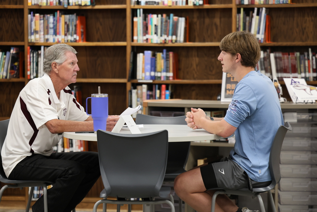 🧳 𝗥𝗲𝗮𝗹-𝗪𝗼𝗿𝗹𝗱 𝗥𝗲𝗮𝗱𝗶𝗻𝗲𝘀𝘀!  Our seniors participated in 𝑴𝒐𝒄𝒌 𝑰𝒏𝒕𝒆𝒓𝒗𝒊𝒆𝒘 𝑫𝒂𝒚, where nearly 𝟴𝟱 𝘀𝘁𝘂𝗱𝗲𝗻𝘁𝘀 brought their resumes and sat down for practice interviews with one of the many adult volunteers — including teachers, administrators, and local community leaders.  Each student received valuable feedback to help them grow in confidence, communication, and career readiness. We’re proud of our Hornets for stepping up and taking part in this meaningful real-world learning experience! #CaldwellProud #CaldwellISD