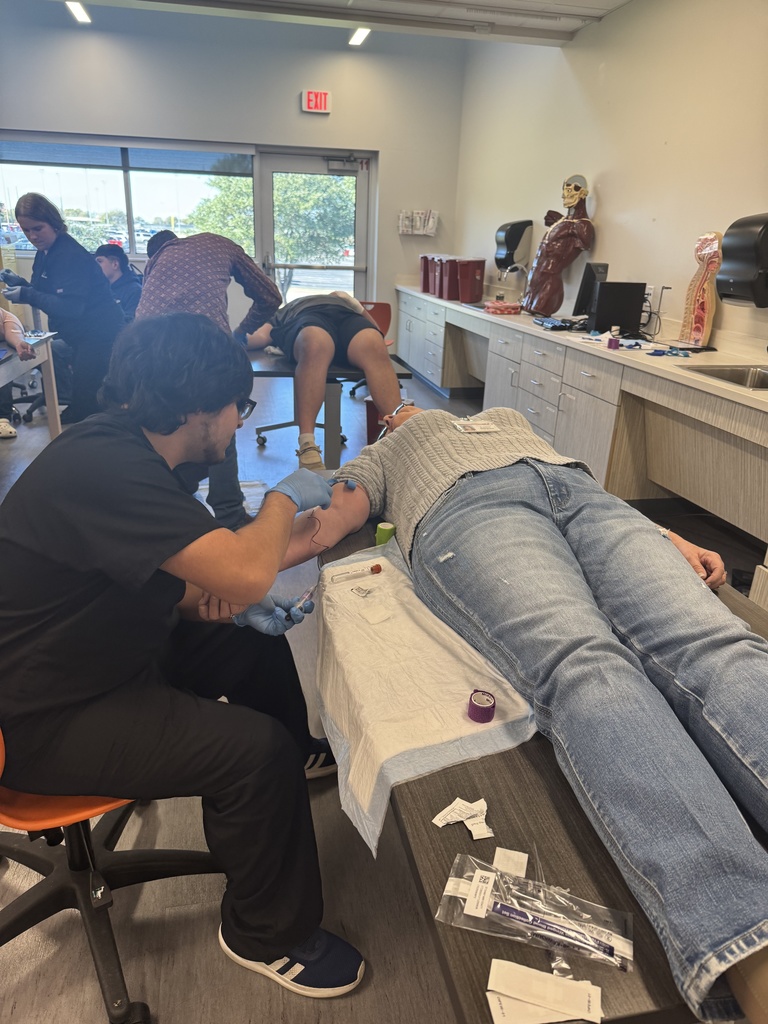 ๐ฉบ Caldwell High School's Phlebotomy students participated in ๐บ๐ผ๐ฐ๐ธ ๐๐ฅ ๐๐ถ๐๐ถ๐๐, where they were given patient scenarios and had to decide on the proper steps to take. These hands-on experiences help prepare them for real healthcare settings! #CaldwellProud #CaldwellISD