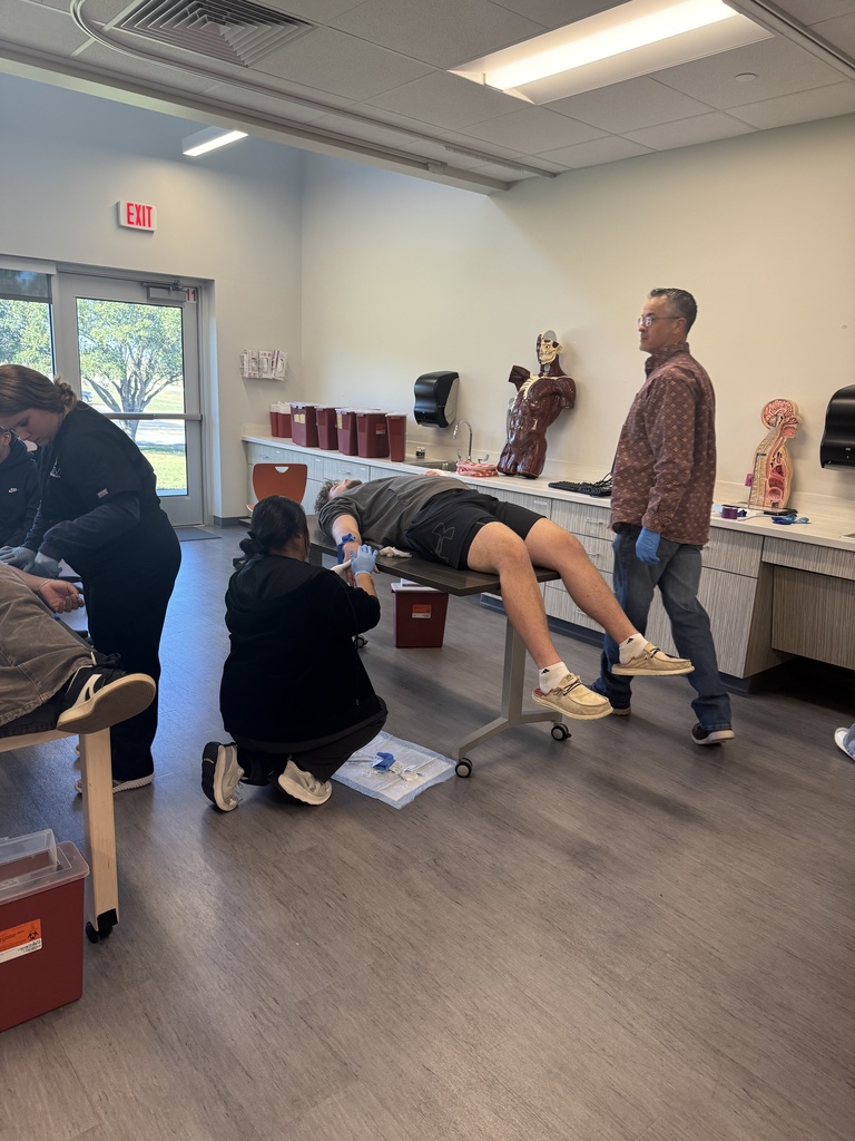 ๐ฉบ Caldwell High School's Phlebotomy students participated in ๐บ๐ผ๐ฐ๐ธ ๐๐ฅ ๐๐ถ๐๐ถ๐๐, where they were given patient scenarios and had to decide on the proper steps to take. These hands-on experiences help prepare them for real healthcare settings! #CaldwellProud #CaldwellISD