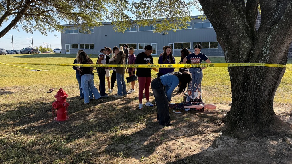 🔎 𝐇𝐚𝐧𝐝𝐬-𝐎𝐧 𝐋𝐞𝐚𝐫𝐧𝐢𝐧𝐠 𝐢𝐧 𝐅𝐨𝐫𝐞𝐧𝐬𝐢𝐜 𝐒𝐜𝐢𝐞𝐧𝐜𝐞! Our CHS Forensic Science students spent some time investigating a 𝗺𝗼𝗰𝗸 𝗰𝗿𝗶𝗺𝗲 𝘀𝗰𝗲𝗻𝗲, analyzing suspects, interviewing witnesses, and examining evidence to solve the case. A great real-world lesson in critical thinking and problem-solving!  #CaldwellProud #CaldwellISD