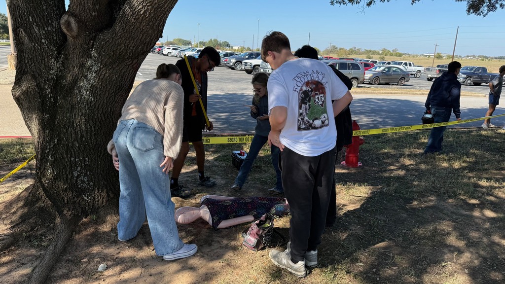 🔎 𝐇𝐚𝐧𝐝𝐬-𝐎𝐧 𝐋𝐞𝐚𝐫𝐧𝐢𝐧𝐠 𝐢𝐧 𝐅𝐨𝐫𝐞𝐧𝐬𝐢𝐜 𝐒𝐜𝐢𝐞𝐧𝐜𝐞! Our CHS Forensic Science students spent some time investigating a 𝗺𝗼𝗰𝗸 𝗰𝗿𝗶𝗺𝗲 𝘀𝗰𝗲𝗻𝗲, analyzing suspects, interviewing witnesses, and examining evidence to solve the case. A great real-world lesson in critical thinking and problem-solving!  #CaldwellProud #CaldwellISD