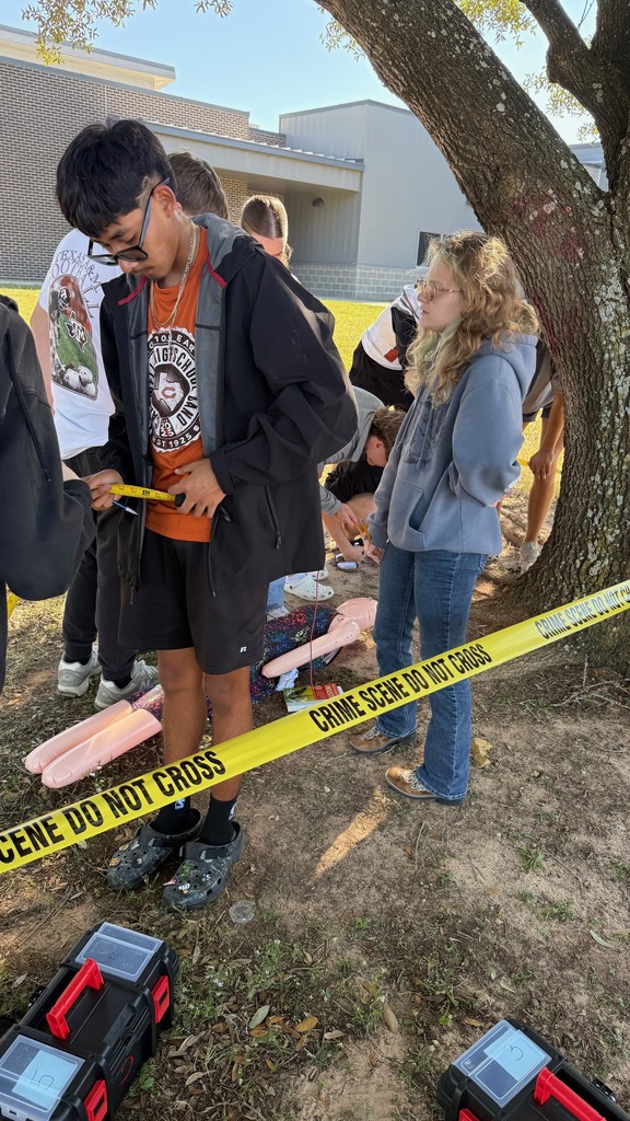 🔎 𝐇𝐚𝐧𝐝𝐬-𝐎𝐧 𝐋𝐞𝐚𝐫𝐧𝐢𝐧𝐠 𝐢𝐧 𝐅𝐨𝐫𝐞𝐧𝐬𝐢𝐜 𝐒𝐜𝐢𝐞𝐧𝐜𝐞! Our CHS Forensic Science students spent some time investigating a 𝗺𝗼𝗰𝗸 𝗰𝗿𝗶𝗺𝗲 𝘀𝗰𝗲𝗻𝗲, analyzing suspects, interviewing witnesses, and examining evidence to solve the case. A great real-world lesson in critical thinking and problem-solving!  #CaldwellProud #CaldwellISD