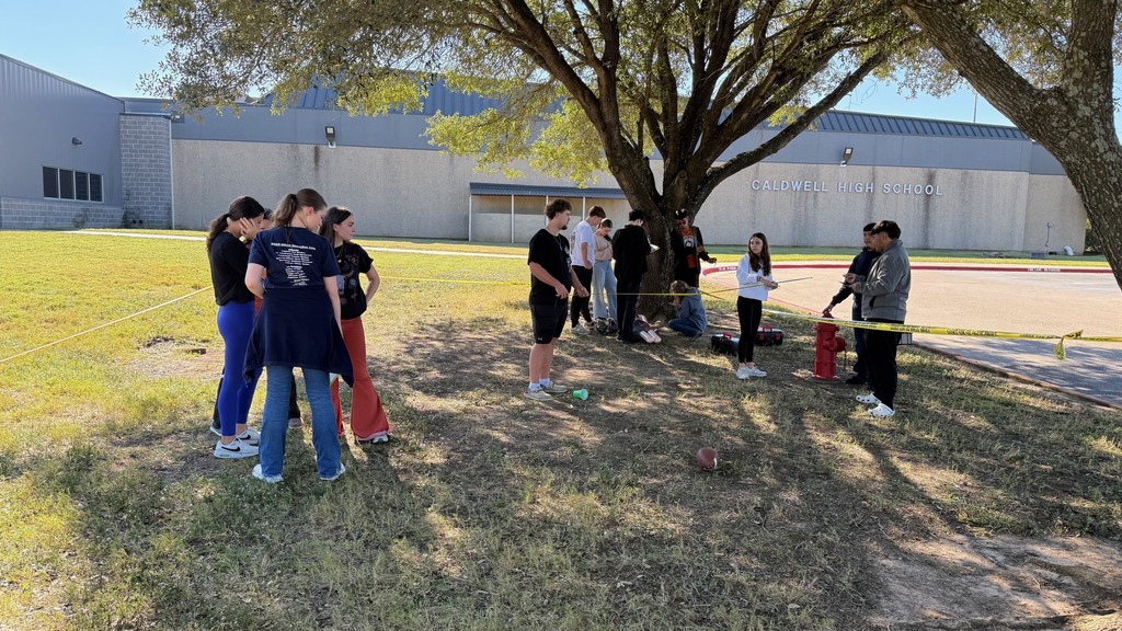 🔎 𝐇𝐚𝐧𝐝𝐬-𝐎𝐧 𝐋𝐞𝐚𝐫𝐧𝐢𝐧𝐠 𝐢𝐧 𝐅𝐨𝐫𝐞𝐧𝐬𝐢𝐜 𝐒𝐜𝐢𝐞𝐧𝐜𝐞! Our CHS Forensic Science students spent some time investigating a 𝗺𝗼𝗰𝗸 𝗰𝗿𝗶𝗺𝗲 𝘀𝗰𝗲𝗻𝗲, analyzing suspects, interviewing witnesses, and examining evidence to solve the case. A great real-world lesson in critical thinking and problem-solving!  #CaldwellProud #CaldwellISD