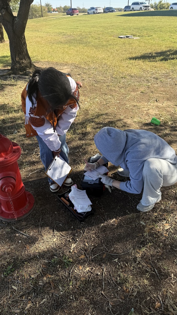 🔎 𝐇𝐚𝐧𝐝𝐬-𝐎𝐧 𝐋𝐞𝐚𝐫𝐧𝐢𝐧𝐠 𝐢𝐧 𝐅𝐨𝐫𝐞𝐧𝐬𝐢𝐜 𝐒𝐜𝐢𝐞𝐧𝐜𝐞! Our CHS Forensic Science students spent some time investigating a 𝗺𝗼𝗰𝗸 𝗰𝗿𝗶𝗺𝗲 𝘀𝗰𝗲𝗻𝗲, analyzing suspects, interviewing witnesses, and examining evidence to solve the case. A great real-world lesson in critical thinking and problem-solving!  #CaldwellProud #CaldwellISD